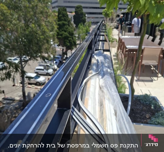 מעקה עם כבלים על גג בניין בעיר